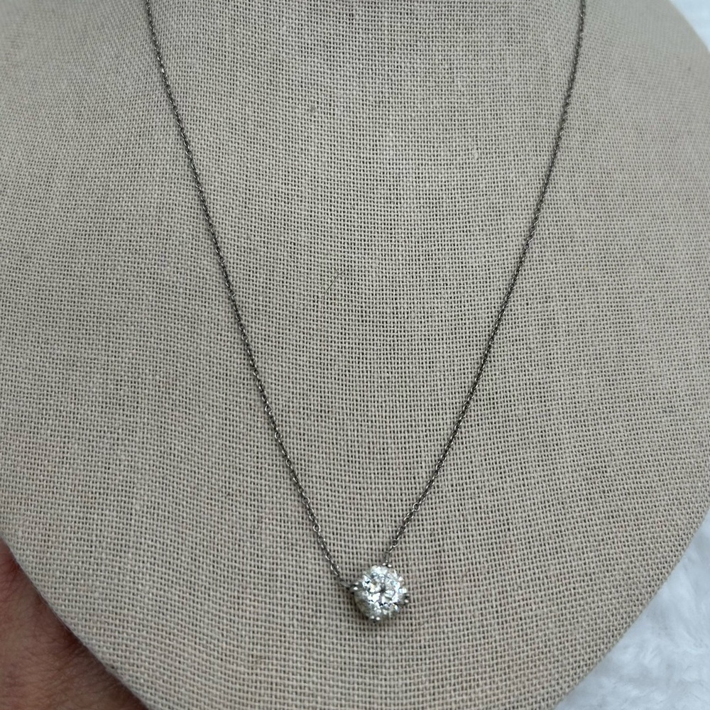 Beautiful sterling silver necklace with a sparkling (CZ) pendant stamped 925